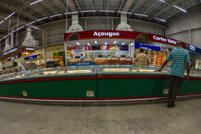 Setor de carnes e açougue no interior de um supermercado da cidade de Marília