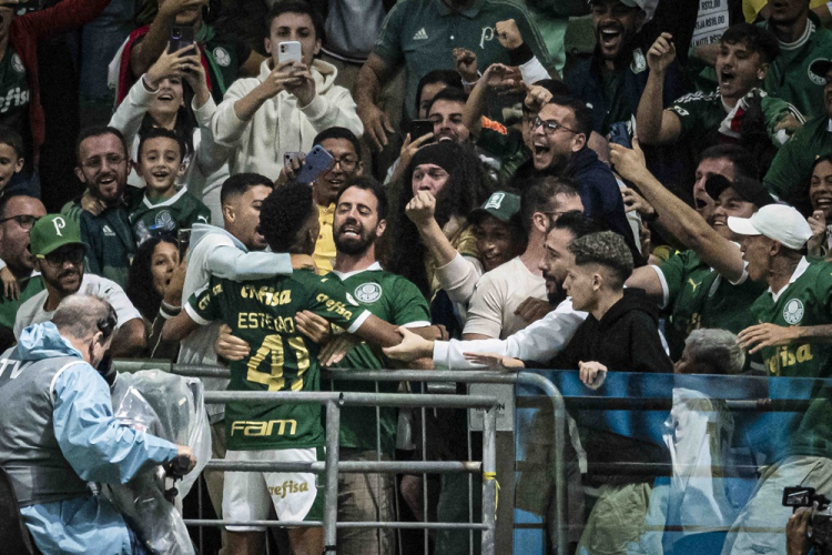 Estêvão decide para Palmeiras superar vaias, vencer o Grêmio e ainda sonhar com o Brasileirão