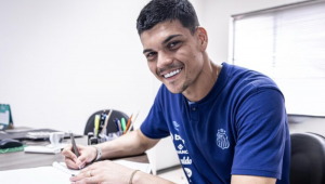 Santos anuncia renovação de Gabriel Brazão