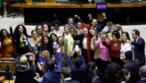 Deputados de esquerda comemoram aprovação de projeto que prorroga lei de cotas