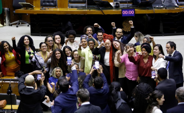 Deputados de esquerda comemoram aprovação de projeto que prorroga lei de cotas