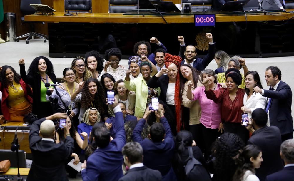 Deputados de esquerda comemoram aprovação de projeto que prorroga lei de cotas