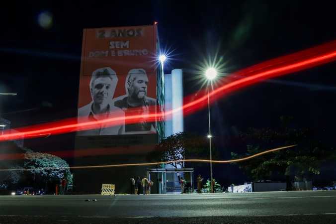 Em memoraria aos dois anos da morte do indigenista Bruno Pereira e do jornalista Dom Phillips, imagens são projetadas na parede do ministério dos Direitos Humanos