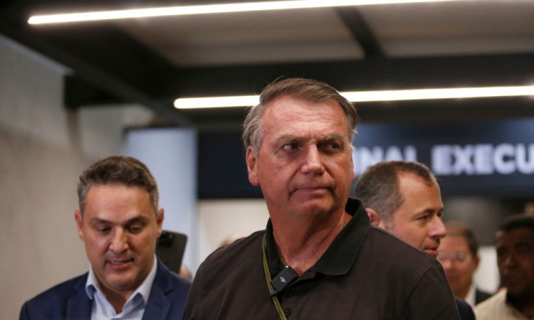 Bolsonaro diz que nunca discutiu a possibilidade de um golpe de Estado, mas estudou outras medidas