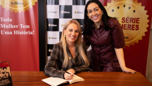 Renata Rode (colunista da Jovem Pan) e Andréia Roma (CEO da Editora Leader) no lançamento do livro “Mulheres no Jornalismo O Poder de uma História”, obra que também faz parte do Selo Editorial Série Mulheres e que traz o prefácio de Mariana Ferreira, Produtora Executiva do Grupo Jovem Pan