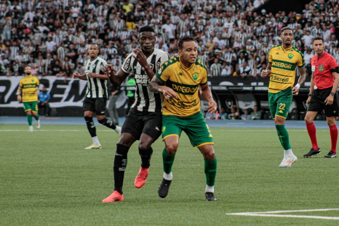 Luiz Henrique, do Botafogo, em lance contra o Cuiabá, durante partida válida pela 33ª rodada do Campeonato Brasileiro