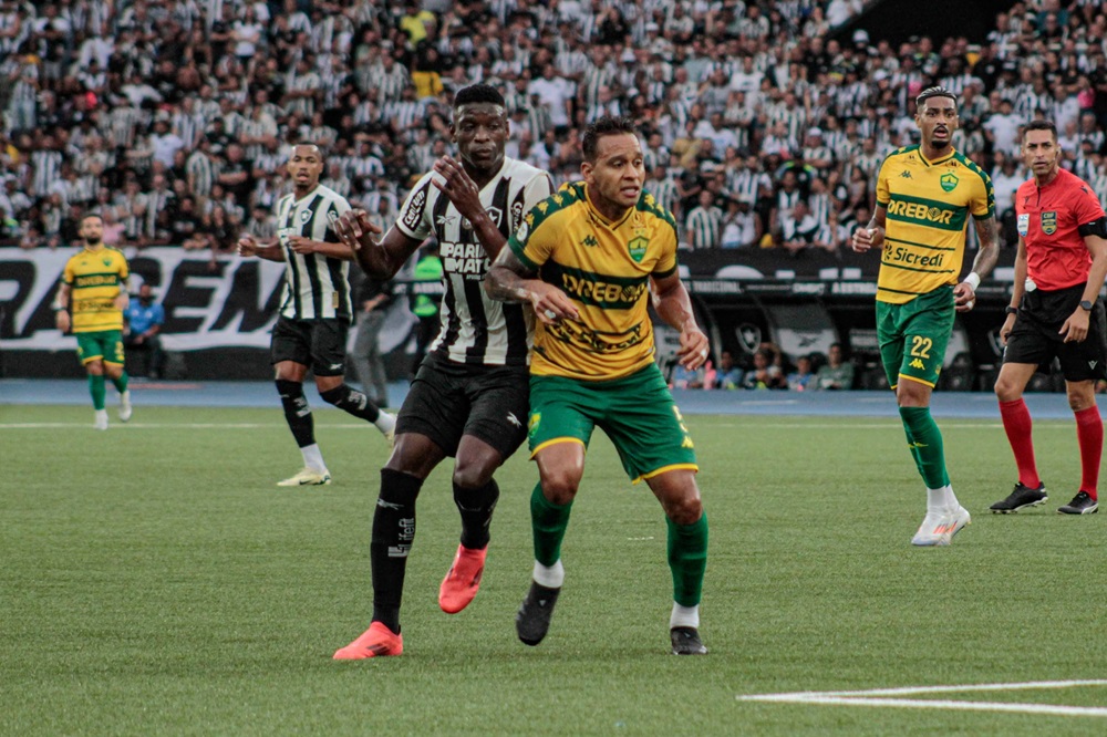 Luiz Henrique, do Botafogo, em lance contra o Cuiabá, durante partida válida pela 33ª rodada do Campeonato Brasileiro