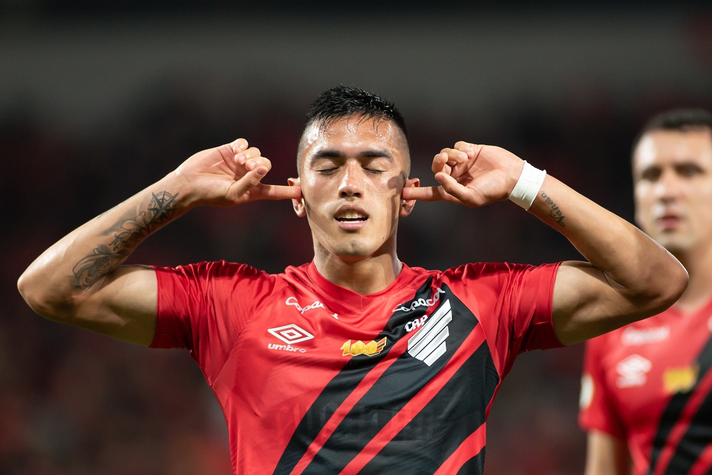 O jogador Cuello comemora seu gol durante a partida entre as equipes do Athletico PR e Atlético Mineiro