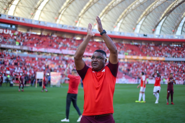 Roger Machado celebra campanha de superação do Internacional após enchentes no Rio Grande do Sul