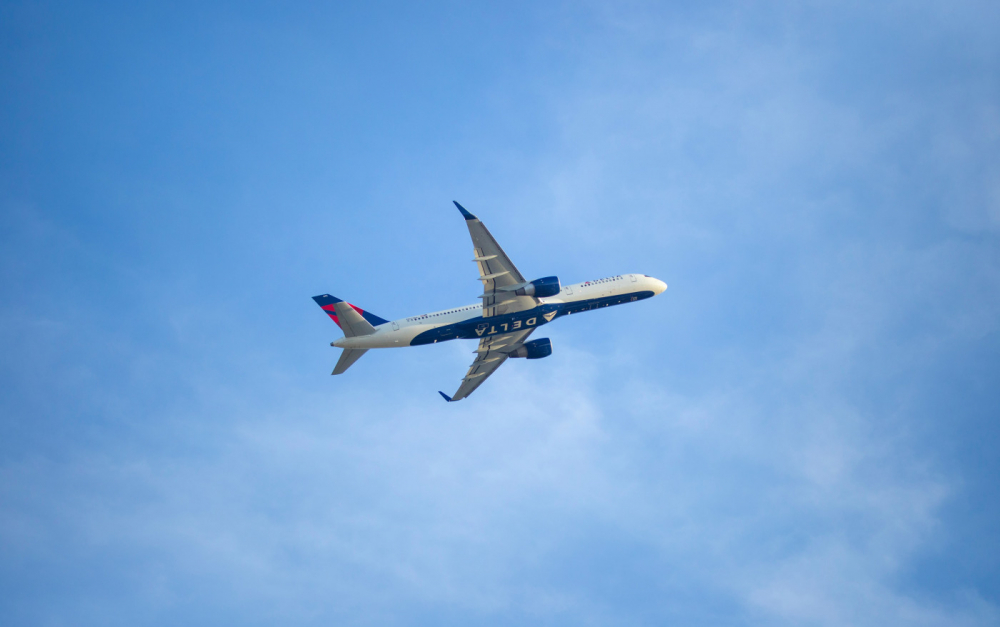 Avião da Delta Airlines no ar