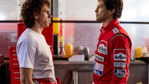 Matt Mella (Alain Prost) e Gabriel Leone (Ayrton Senna) contracenam na série sobre a lenda brasileira da Fórmula 1