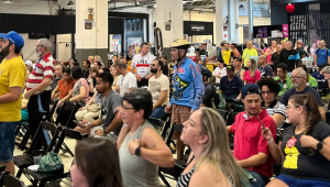 Participantes do Cycle City - São Paulo assistem a uma palestra sobre mobilidade