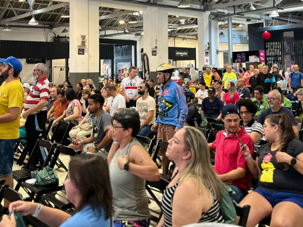 Participantes do Cycle City - São Paulo assistem a uma palestra sobre mobilidade