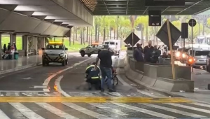 Socorristas atendem homem baleado e caído no Terminal 2 do Aeroporto de Guarulhos