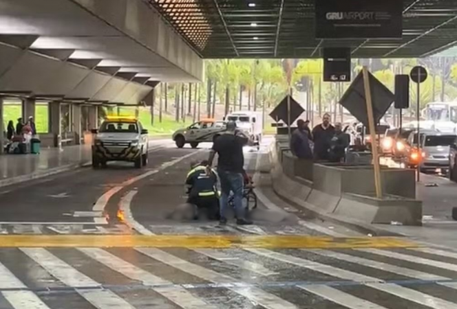 Socorristas atendem homem baleado e caído no Terminal 2 do Aeroporto de Guarulhos