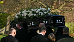 Família de Liam Payne e membros do One Direction comparecem ao funeral do cantor