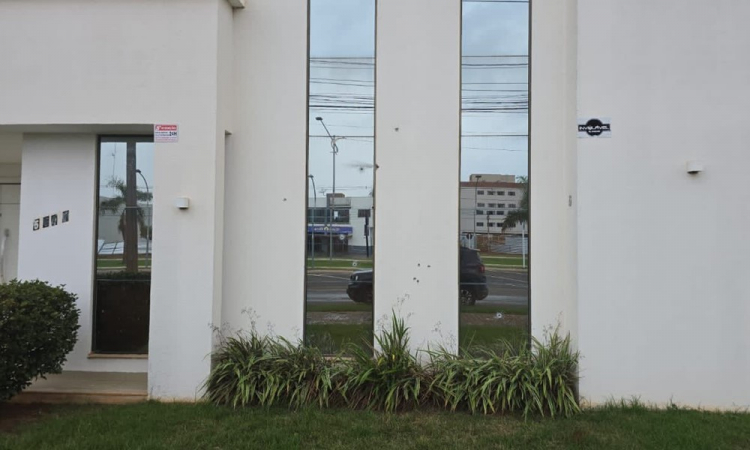 Marcas de bala na casa de Marcos Antônio Mendes, candidato à presidência da subseção da OAB em Lucas do Rio Verde