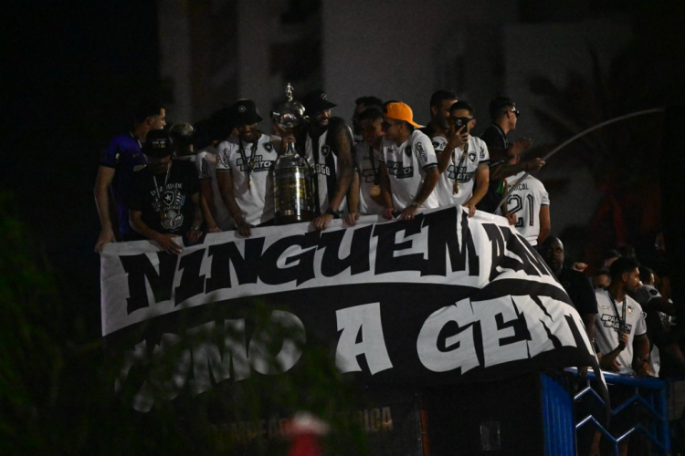 Botafogo comemora título da Libertadores com milhares de torcedores no Rio