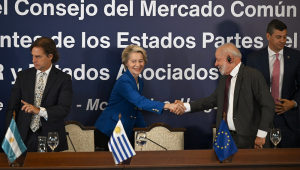 A presidente da Comissão Europeia, Ursula von der Leyen, cumprimenta o presidente do Brasil, Luiz Inácio Lula da Silva, ao lado do presidente do Uruguai, Luis Lacalle Pou (à esquerda), e do presidente do Paraguai, Santiago Peña (à direita), durante a 65ª Cúpula do Mercosul em Montevidéu