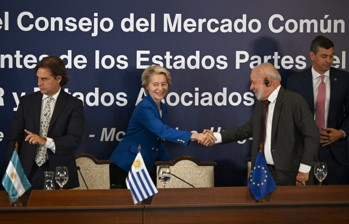 A presidente da Comissão Europeia, Ursula von der Leyen, cumprimenta o presidente do Brasil, Luiz Inácio Lula da Silva, ao lado do presidente do Uruguai, Luis Lacalle Pou (à esquerda), e do presidente do Paraguai, Santiago Peña (à direita), durante a 65ª Cúpula do Mercosul em Montevidéu