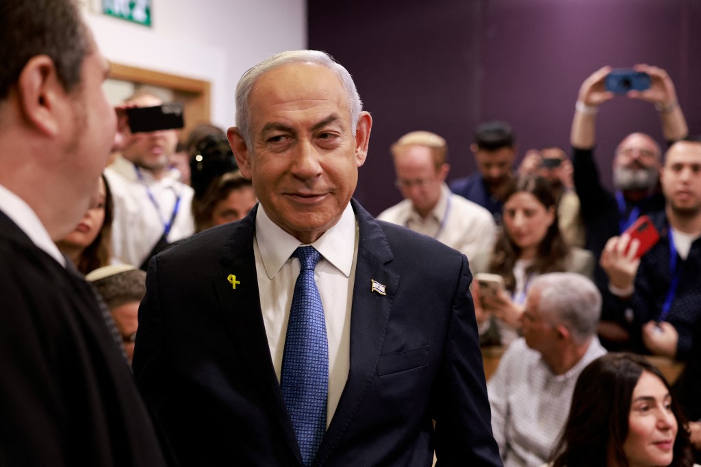 O primeiro-ministro israelense Benjamin Netanyahu chega a tribunal