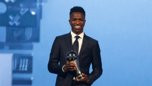 atacante brasileiro Vinicius Junior posa com o troféu de Melhor Jogador durante a cerimônia do Best FIFA