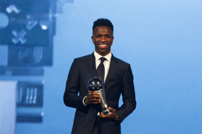 atacante brasileiro Vinicius Junior posa com o troféu de Melhor Jogador durante a cerimônia do Best FIFA