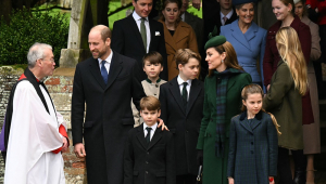 O príncipe William, Príncipe de Gales, o príncipe Louis de Gales, o príncipe George de Gales, Catherine, Princesa de Gales, e a princesa Charlotte de Gales deixam o local após participarem do tradicional serviço de Natal da Família Real na Igreja de Santa Maria Madalena, em Sandringham, Norfolk, no leste da Inglaterra