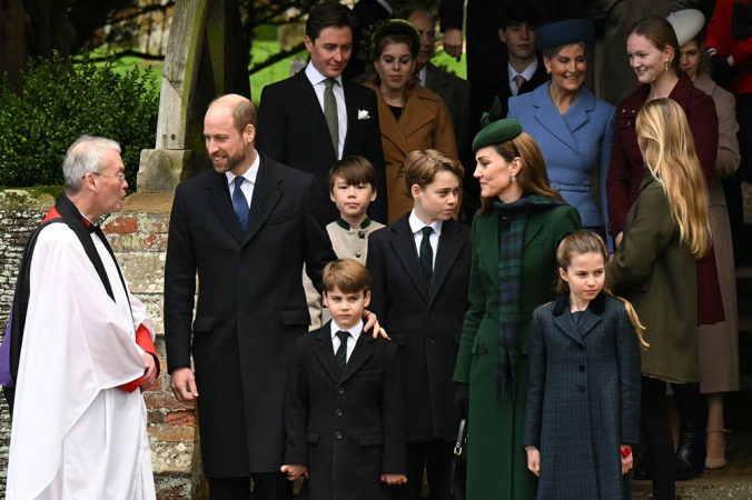 O príncipe William, Príncipe de Gales, o príncipe Louis de Gales, o príncipe George de Gales, Catherine, Princesa de Gales, e a princesa Charlotte de Gales deixam o local após participarem do tradicional serviço de Natal da Família Real na Igreja de Santa Maria Madalena, em Sandringham, Norfolk, no leste da Inglaterra