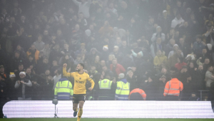 Atacante brasileiro do Wolverhampton Wanderers, número 10, Matheus Cunha, comemora o primeiro gol da equipe durante a partida de futebol da Premier League Inglesa entre Wolverhampton Wanderers e Manchester United