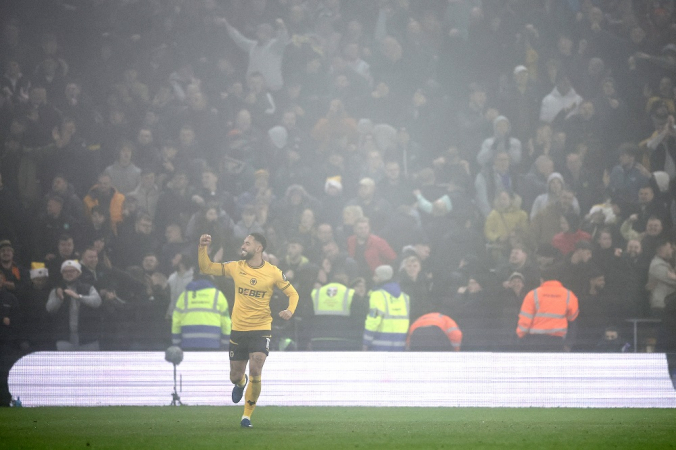 Atacante brasileiro do Wolverhampton Wanderers, número 10, Matheus Cunha, comemora o primeiro gol da equipe durante a partida de futebol da Premier League Inglesa entre Wolverhampton Wanderers e Manchester United