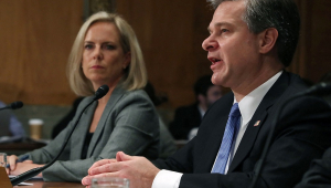 O diretor do FBI, Christopher A. Wray, testemunha ao lado da secretária de Segurança Interna, Kirstjen Nielsen, durante uma audiência do Comitê de Segurança Interna e Assuntos Governamentais do Senado no Capitólio