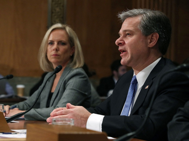 O diretor do FBI, Christopher A. Wray, testemunha ao lado da secretária de Segurança Interna, Kirstjen Nielsen, durante uma audiência do Comitê de Segurança Interna e Assuntos Governamentais do Senado no Capitólio