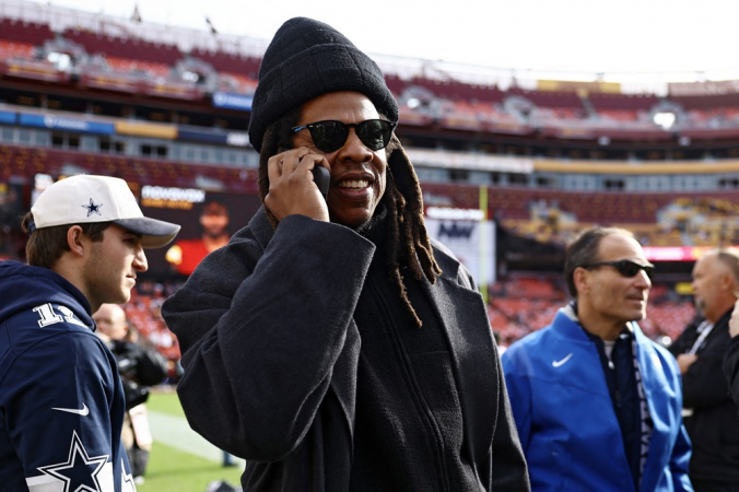 O rapper Jay-Z é visto antes de uma partida entre o Dallas Cowboys e o Washington Commanders no Northwest Stadium