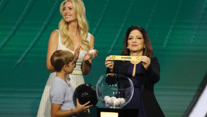 Ao lado de Ivanka Trump e do filho dela, Theo, Gloria Estefan sorteia o Palmeiras no Mundial de Clubes