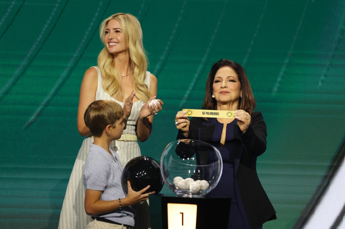 Ao lado de Ivanka Trump e do filho dela, Theo, Gloria Estefan sorteia o Palmeiras no Mundial de Clubes