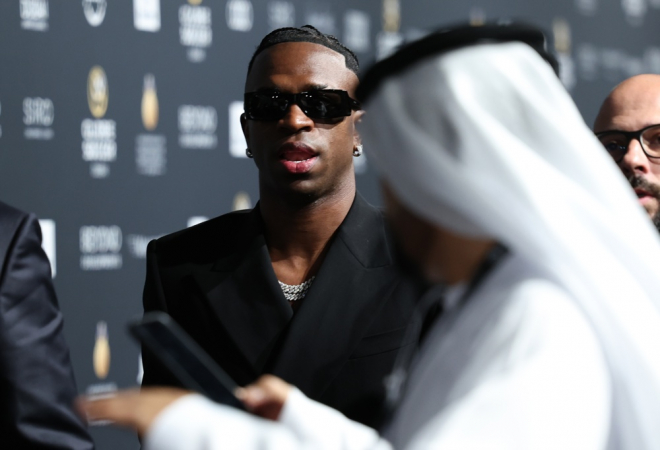 O atacante do Real Madrid, Vinícius Júnior, chega para a cerimônia do Globe Soccer Awards 2024 no hotel de luxo Atlantis, The Palm, em Dubai