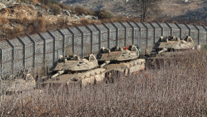 Tanques israelenses são posicionados junto à cerca de segurança próxima à vila drusa de Majdal Shams, na fronteira de Israel com a Síria