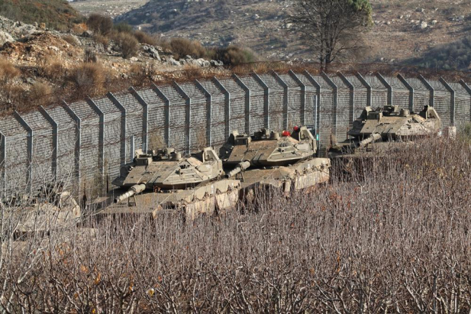 Tanques israelenses são posicionados junto à cerca de segurança próxima à vila drusa de Majdal Shams, na fronteira de Israel com a Síria