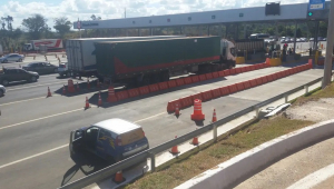 Caminhão chega em pedágio