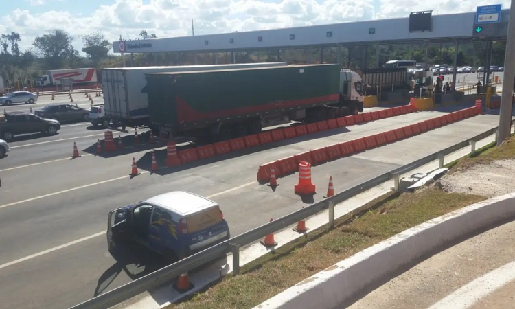 Caminhão chega em pedágio