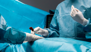 Médicos em sala de cirurgia