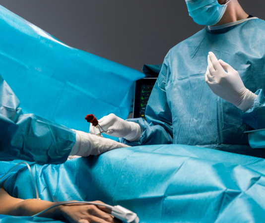 Médicos em sala de cirurgia