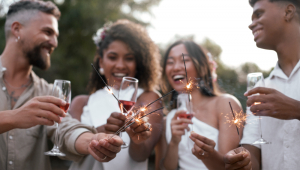 Dois homens e dois mulheres brindam em aparente festa de Réveillon