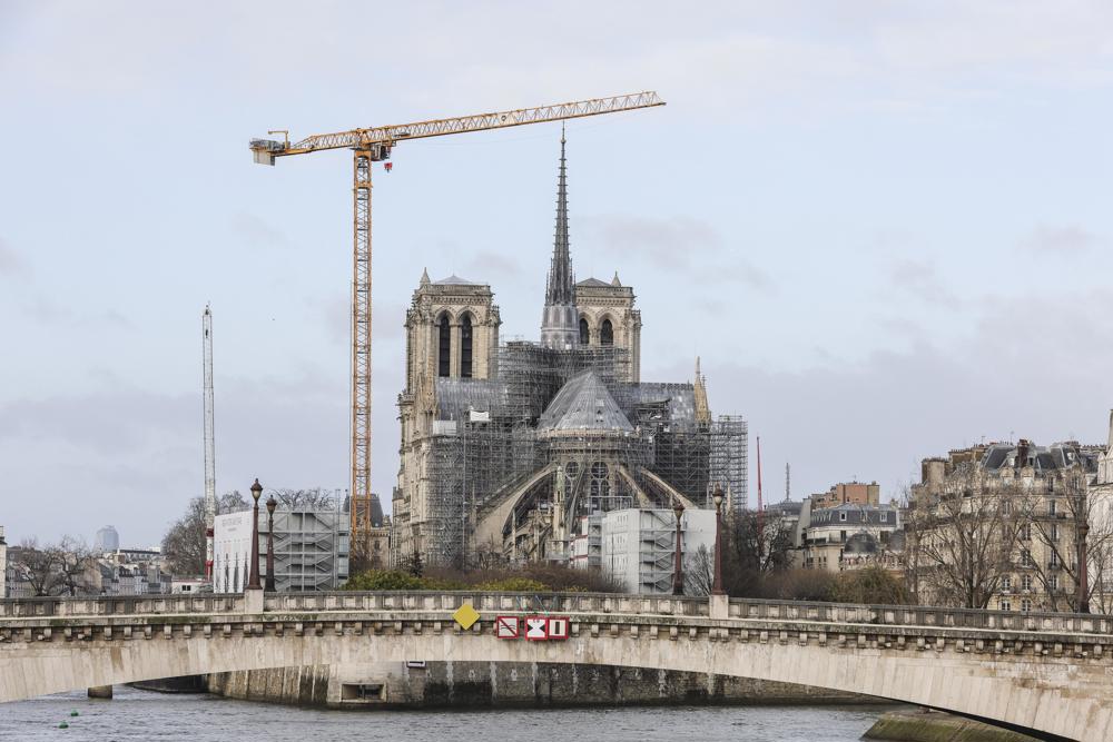 Medidas de segurança na área circundante para a reabertura de Notre Dame de Paris