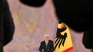 O presidente alemão Frank-Walter Steinmeier anuncia a decisão de dissolver o Bundestag alemão em conformidade com o Artigo 68 da Lei Fundamental no Palácio Bellevue