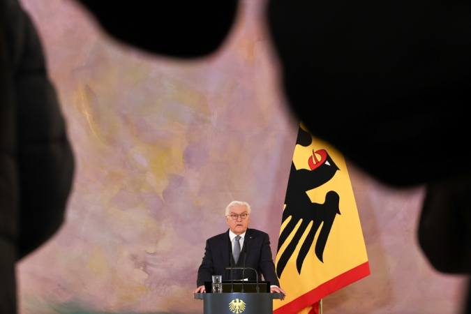 O presidente alemão Frank-Walter Steinmeier anuncia a decisão de dissolver o Bundestag alemão em conformidade com o Artigo 68 da Lei Fundamental no Palácio Bellevue