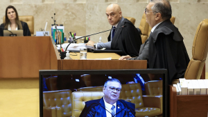 Os ministros Flávio Dino e Alexandre de Moraes em sessão extraordinária do STF