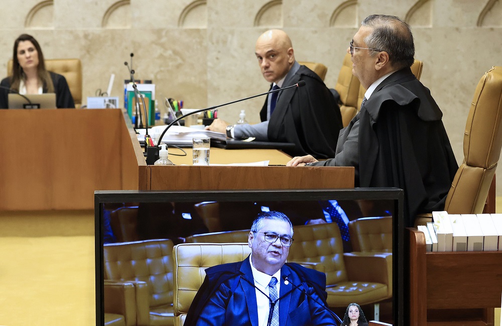 Os ministros Flávio Dino e Alexandre de Moraes em sessão extraordinária do STF