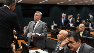 Izalci Lucas (PL-DF) conversa com parlamentares. Participam: senador Confúcio Moura (MDB-RO); deputado Domingos Sávio (PL-MG).